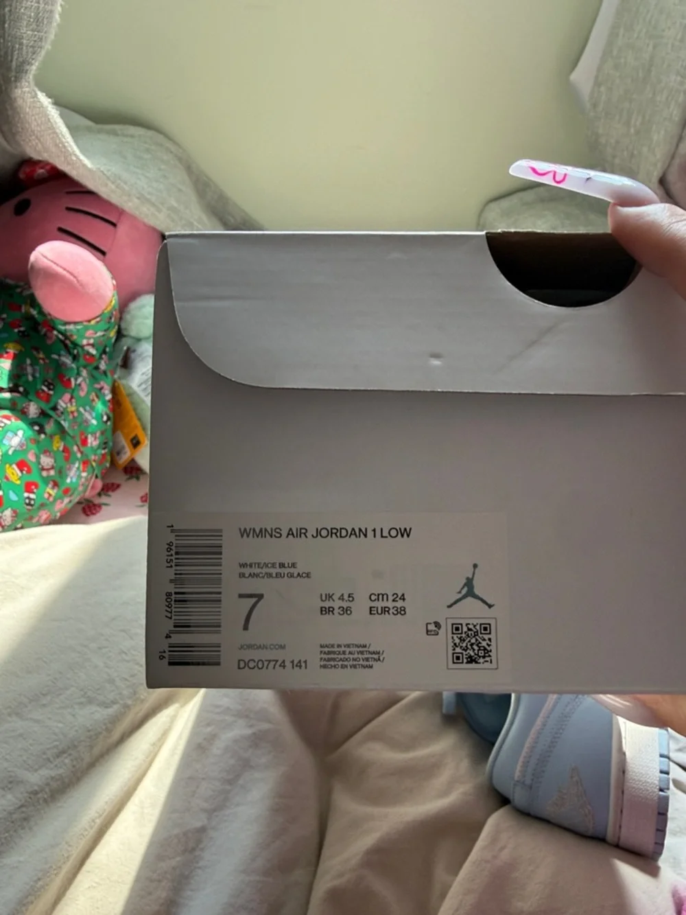 Nike Women’s Low Top Sneakers in Light Blue and White - Picture 4 of 11